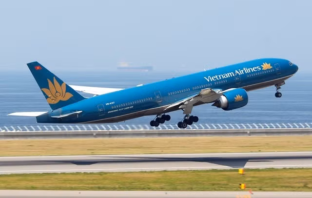 Một chiếc Airbus A321 của Hãng hàng không Vietnam Airlines (VNA) từ TP.HCM đi Huế đã suýt đụng một trực thăng quân sự tại Tân Sơn Nhất ngày 29-10-2014.