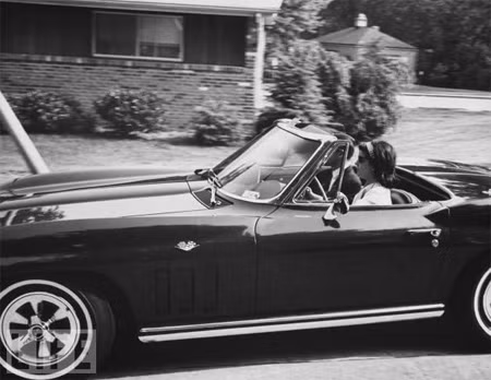 Cô Lucy Baines Johnson lái chiếc xe Corvette Sting Ray, còn nhân viên Mật vụ ngồi ghế hành khách. Cô Lucy Baines Johnson lái chiếc xe Corvette Sting Ray, còn nhân viên Mật vụ ngồi ghế hành khách.