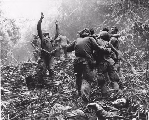 Những binh sĩ Mỹ bị thương trên chiến trường mong chờ cứu hộ.