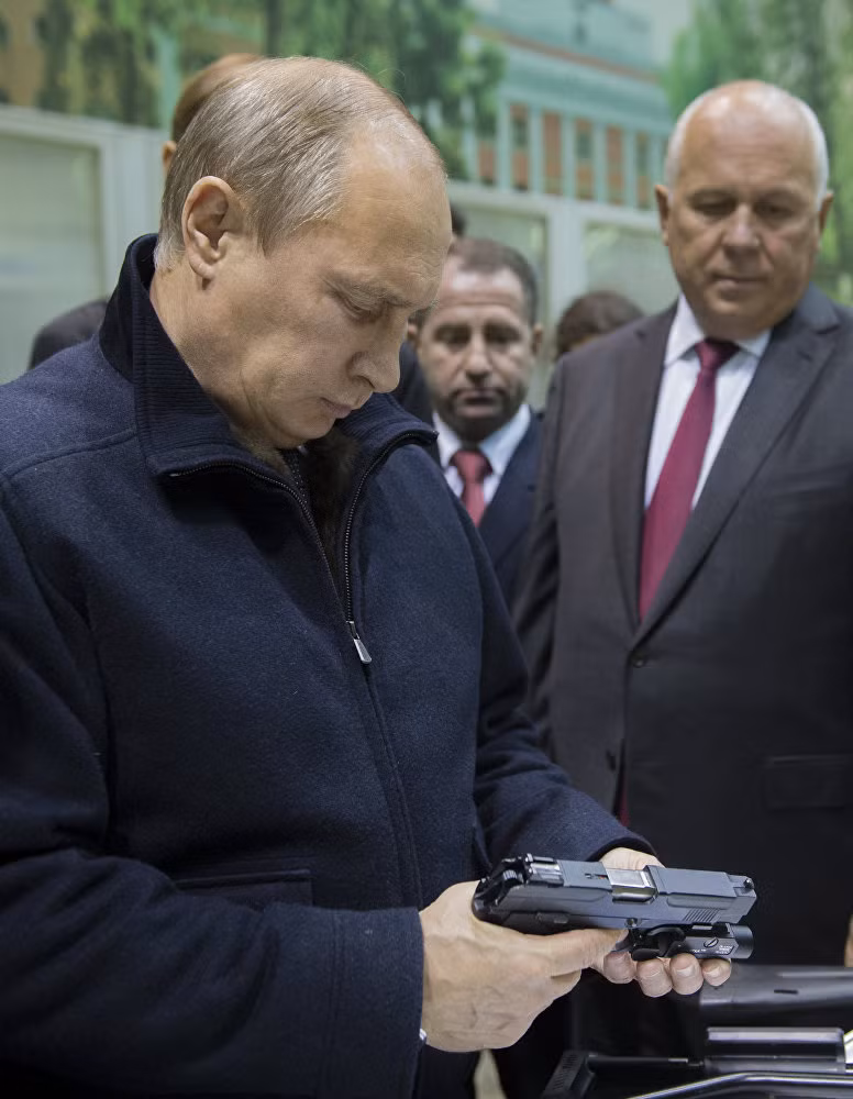 Ông Putin bắn thử súng ngắn