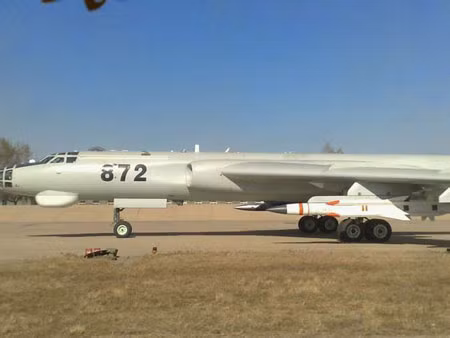 YJ-12 dưới cánh máy bay ném bom Н-6D