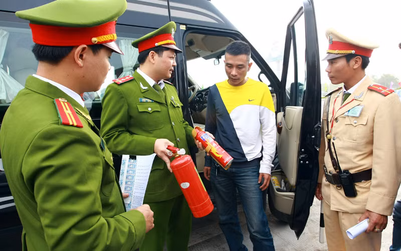 Quy định xe ô tô phải trang bị bình cứu hỏa đang vấp phải sự phản đối của dư luận do thiếu cơ sở khoa học và pháp luật