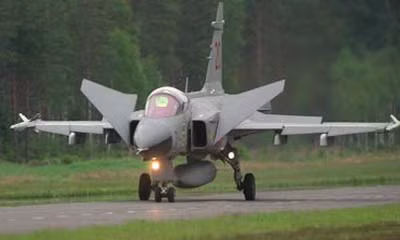 JAS-39 Gripen có thể hạ cánh ở đường băng cực ngắn, dài 800 m và rộng 9 m JAS-39 Gripen có thể hạ cánh ở đường băng cực ngắn, dài 800 m và rộng 9 m
