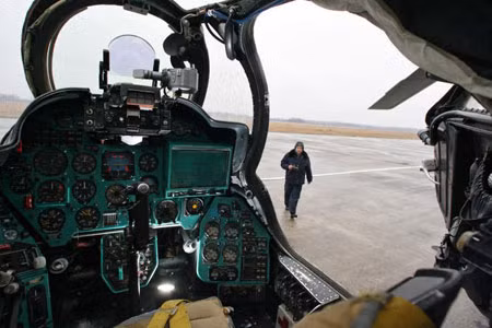 Buồng lái phi công Mi-24 không thể gọi là rộng rãi, nhưng điều quan trọng là được bọc thép (Igor Zarembo, RIA) Buồng lái phi công Mi-24 không thể gọi là rộng rãi, nhưng điều quan trọng là được bọc thép (Igor Zarembo, RIA)
