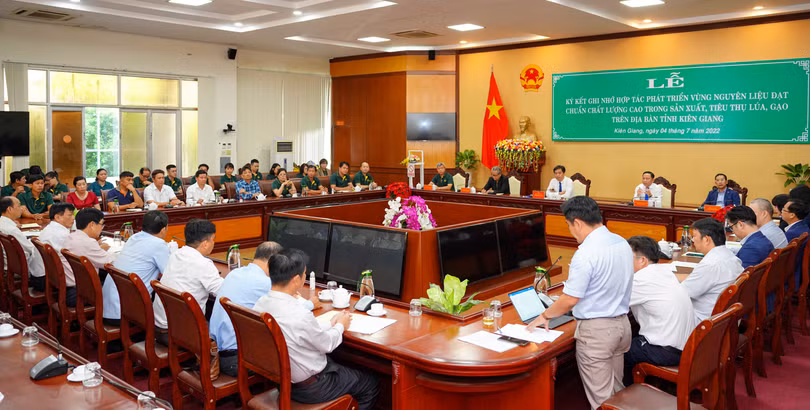 Toàn cảnh buổi lễ ký kết biên bản hợp tác phát triển vùng nguyên liệu đạt chuẩn chất lượng cao trong sản xuất, tiêu thụ lúa, gạo trên địa bàn tỉnh Kiên Giang Toàn cảnh buổi lễ ký kết biên bản hợp tác phát triển vùng nguyên liệu đạt chuẩn chất lượng cao trong sản xuất, tiêu thụ lúa, gạo trên địa bàn tỉnh Kiên Giang