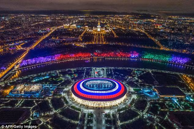Luzhniki Stadium tại Moscow đẹp rực rỡ về đêm, bao quanh là dòng sông Moskva. Ảnh: AFP/Getty Images Luzhniki Stadium tại Moscow đẹp rực rỡ về đêm, bao quanh là dòng sông Moskva. Ảnh: AFP/Getty Images