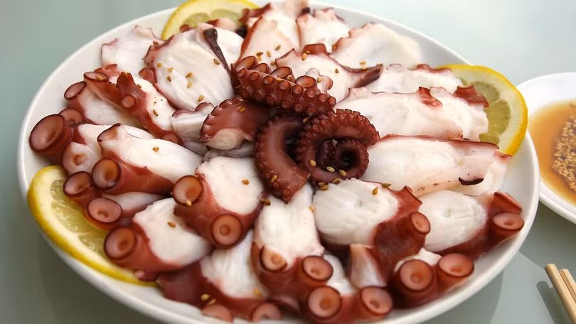 bạch tuộc tươi Oiseon, dùng kèm salad xoài xanh Kerabu với sốt chanh mật ong. Ảnh: Hannaone