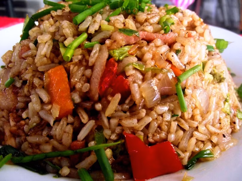 Cơm chiên Dương Châu với thịt lợn rán giòn chua ngọt và sốt XO cay đặc biệt. Ảnh: Pinterest