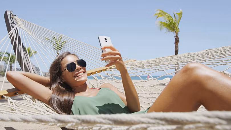 Nước biển và cát là kẻ thù của smartphone. Ảnh: DT
