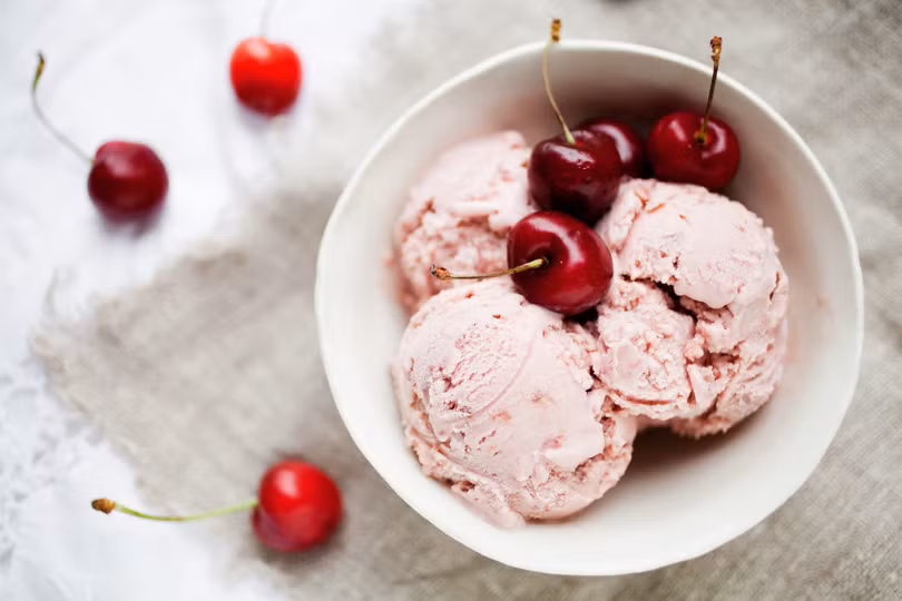 Kem vanilla Häagen-Dazs kèm sốt trái cherry. Ảnh: FarmersAlmaniac