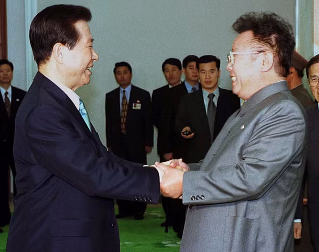 Tổng thống Hàn Quốc Kim Dae-jung và Lãnh đạo Triều Tiên Kim Jong-Il (cha của ông Kim Jong un) trong hội nghị thượng đỉnh Liên Triều (2000). Ảnh: Yonhap Tổng thống Hàn Quốc Kim Dae-jung và Lãnh đạo Triều Tiên Kim Jong-Il (cha của ông Kim Jong un) trong hội nghị thượng đỉnh Liên Triều (2000). Ảnh: Yonhap