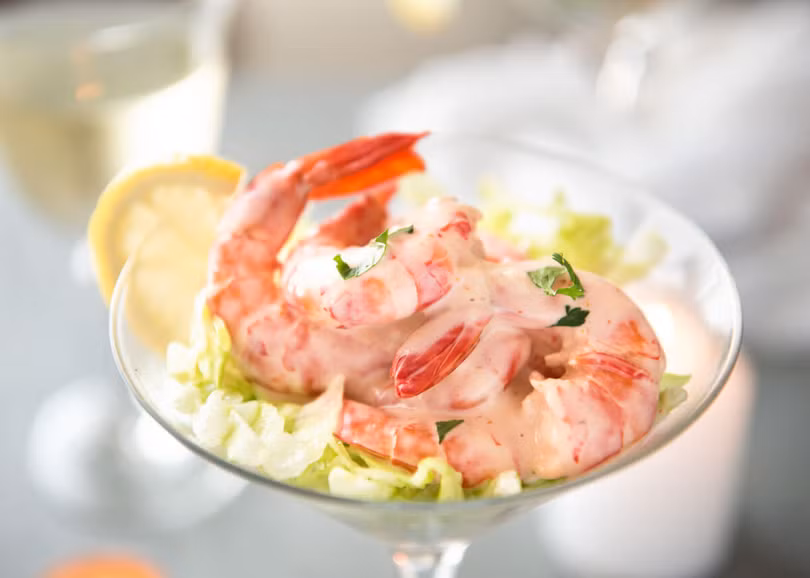 Cocktail Tôm truyền thống, dùng kèm với salad bơ. Ảnh: Recipetineats