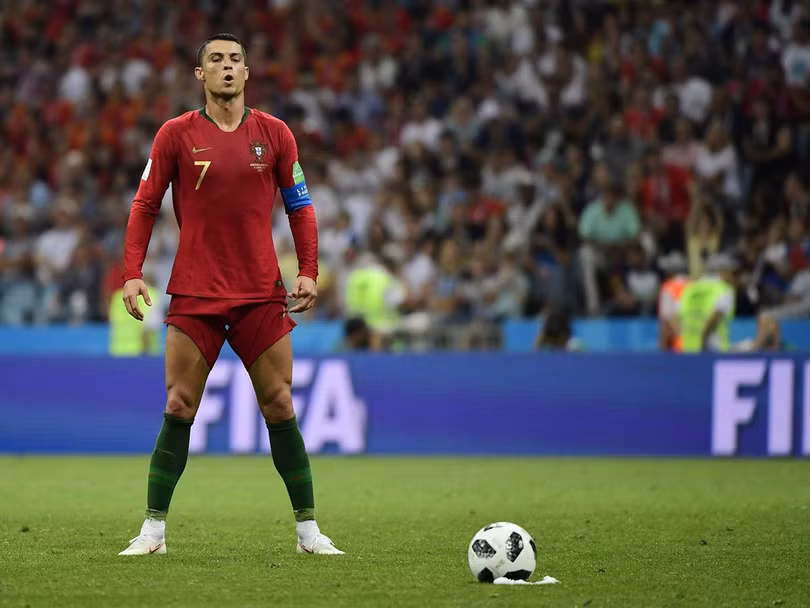 Ronaldo ấn định cú hat-trick thứ 51 bằng 1 pha sút phạt đẹp mắt. Ảnh: Independent