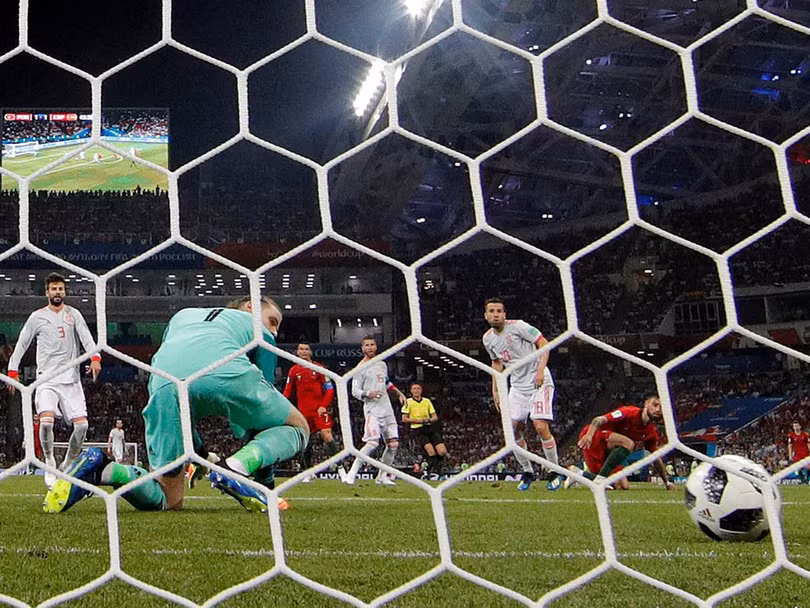 De Gea mắc sai lầm trong pha ghi bàn thứ 2 của Ronaldo. Ảnh Independent
