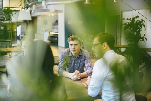  John đang làm việc với nhân viên tại trụ sở 