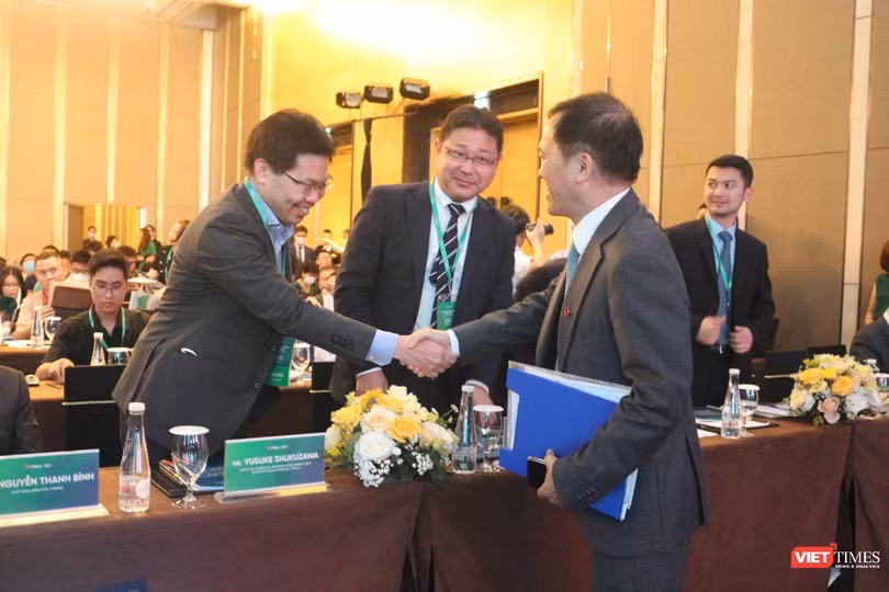 AGM 2023 của VPBank: Tham gia tái cơ cấu TCTD yếu kém, tự tin mục tiêu lợi nhuận tỉ USD ảnh 11