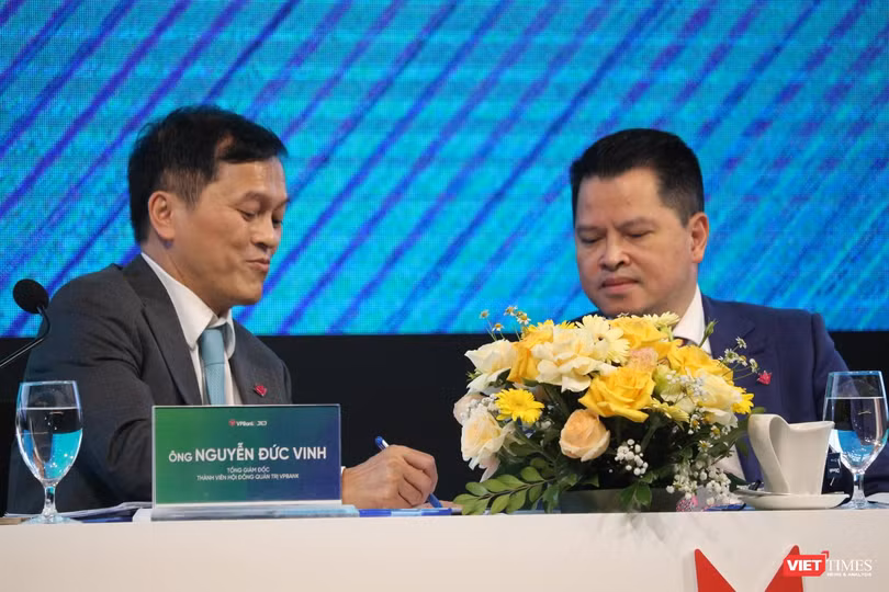 Chủ tịch VPBank Ngô Chí Dũng (bên phải) và Tổng giám đốc Nguyễn Đức Vinh - 'cặp bài trùng' làm nên sự thành công của VPBank trong thập kỷ qua