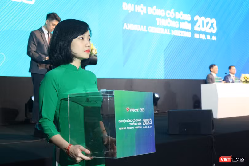 AGM 2023 của VPBank: Tham gia tái cơ cấu TCTD yếu kém, tự tin mục tiêu lợi nhuận tỉ USD ảnh 22