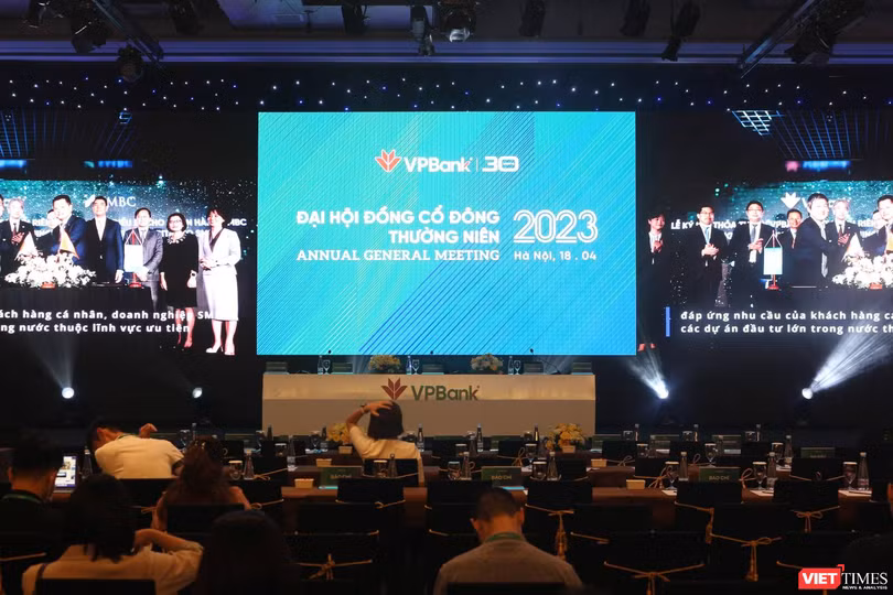 AGM 2023 của VPBank: Tham gia tái cơ cấu TCTD yếu kém, tự tin mục tiêu lợi nhuận tỉ USD ảnh 7