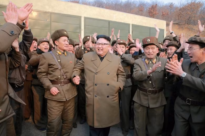 Lãnh tụ Triều Tiên Kim Jong un quan sát quá trình thử nghiệm trên mặt đất động cơ phản lực sức đẩy lớn do Viện Khoa học Quốc phòng Triều Tiên phát triển. Ảnh KCNA