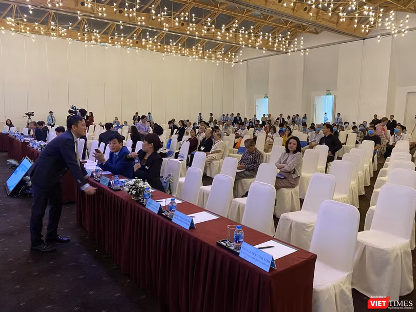 Phút trao đổi của Quyền Tổng Giám đốc Nguyễn Cảnh Vinh và Thành viên HĐQT Lương Thị Cẩm Tú Phút trao đổi của Quyền Tổng Giám đốc Nguyễn Cảnh Vinh và Thành viên HĐQT Lương Thị Cẩm Tú