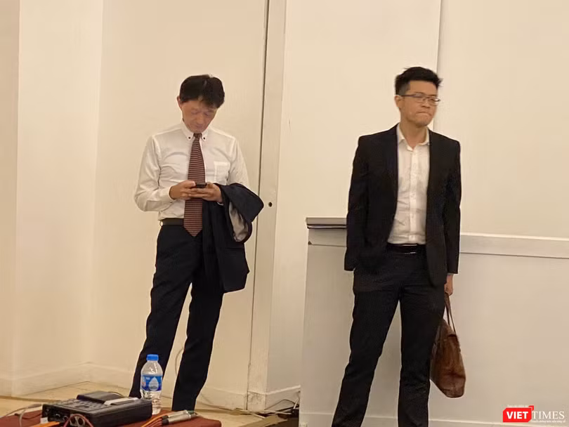 Ông Yutaka Moriwaki (bên trái) ra về khi đại hội không thể tiến hành Ông Yutaka Moriwaki (bên trái) ra về khi đại hội không thể tiến hành