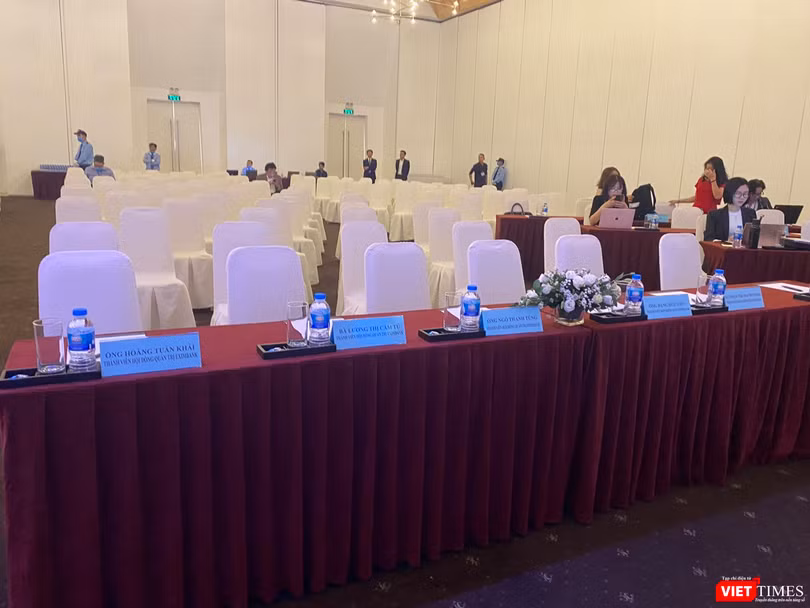 Khán phòng vẫn còn khá trống Khán phòng vẫn còn khá trống