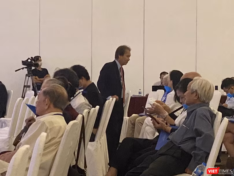 Ông Lê Minh Quốc trao đổi với một số cổ đông tại ĐHĐCĐ thường niên 2020 của Eximbank Ông Lê Minh Quốc trao đổi với một số cổ đông tại ĐHĐCĐ thường niên 2020 của Eximbank
