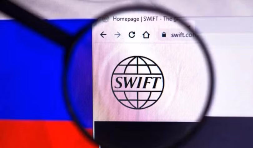 Nga chuẩn bị những gì trước khi bị loại khỏi SWIFT? (Ảnh minh hoạ - Nguồn: The Guardian)