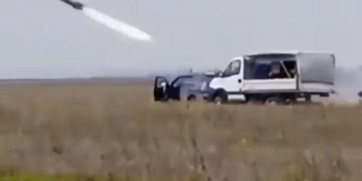 Quân đội Ukraienphóng tên lửa Brimstone trên xe dân sự ở Ukraine. Ảnh video Ukraine Military.