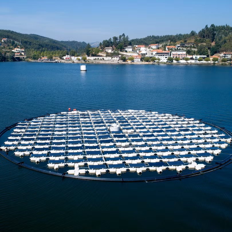 Đảo năng lượng điện mặt trời PROTEVS, xoay theo hướng mặt trời. Ảnh SolarisFloat. Đảo năng lượng điện mặt trời PROTEVS, xoay theo hướng mặt trời. Ảnh SolarisFloat.