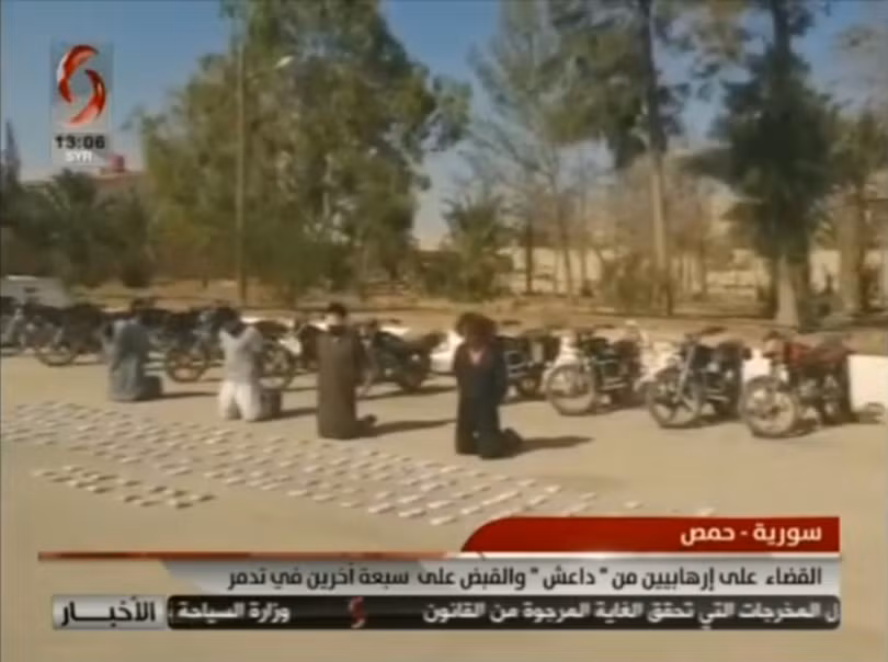 Các phần tử khủng bố IS bị bắt sống trên sa mạc tỉnh Homs, ảnh minh họa video Syria Alikhbaria