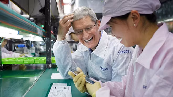 Apple đang cung cấp hàng triệu việc làm cho người dân Trung Quốc. Ảnh: WSJ
