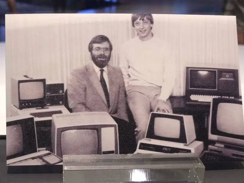 Bức ảnh chụp ông Bill Gates và ông Paul Allen năm 1981 được trưng bày tại Trung tâm Triển lãm Microsoft. Ảnh: BI