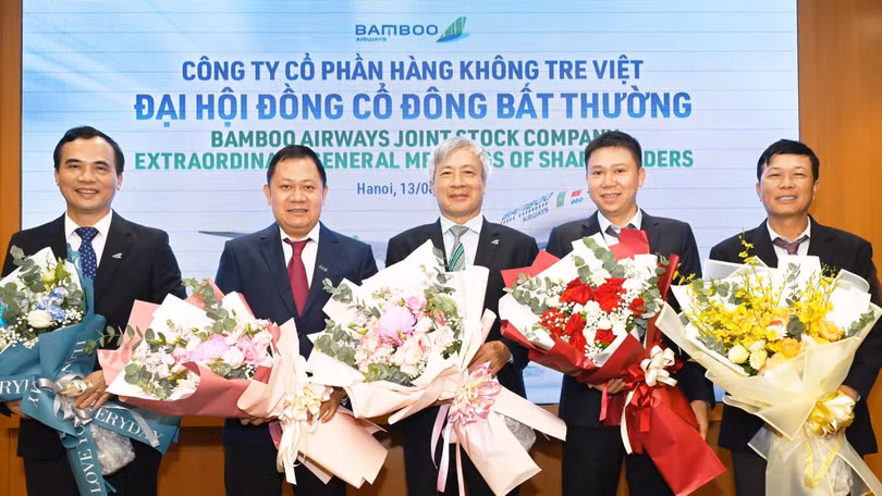 Ông Nguyễn Ngọc Trọng (ở giữa) được bầu làm Chủ tịch HĐQT Bamboo Airways 