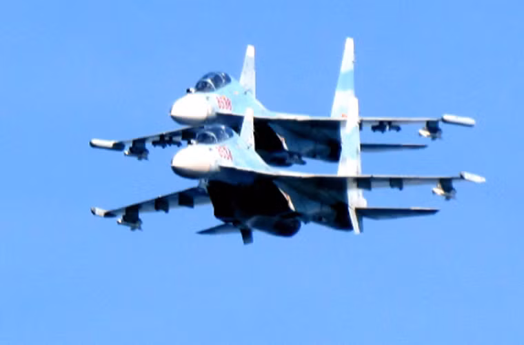 Biên đội Su-30MK2 của Việt Nam bay tuần tra tại quần đảo Trường Sa