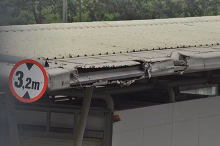 Nhiều hạng mục của nhà chờ xe buýt nhanh ở nhiều tuyến đường bị hư hỏng. Nhiều hạng mục của nhà chờ xe buýt nhanh ở nhiều tuyến đường bị hư hỏng.