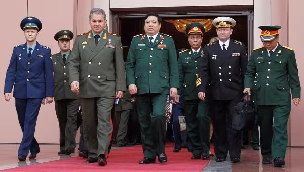 Nga rất quan tâm đến Cam Ranh. Trong ảnh là chuyến thăm của bộ trưởng quốc phòng Nga Sergei Shoigu tới Việt Nam
