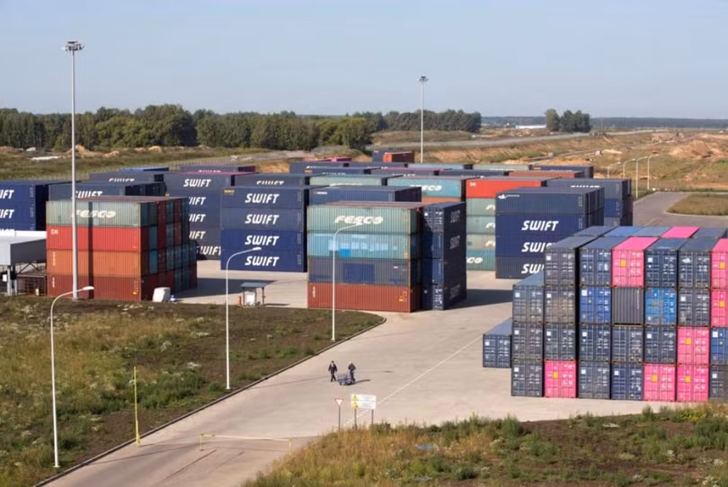 Container bên ngoài nhà máy ô tô Haval do Great Wall Motor điều hành tại Nga. Ảnh: Bloomberg.