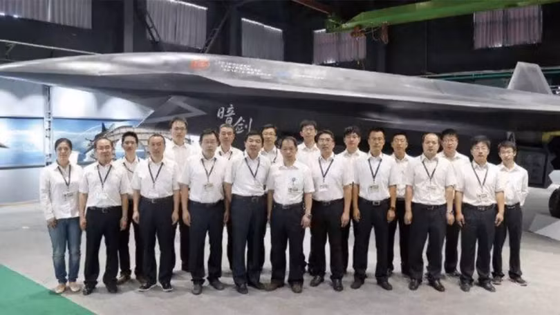 Nhóm kỹ thuật viên phát triển DarkSword. Ảnh Aviation International News Nhóm kỹ thuật viên phát triển DarkSword. Ảnh Aviation International News
