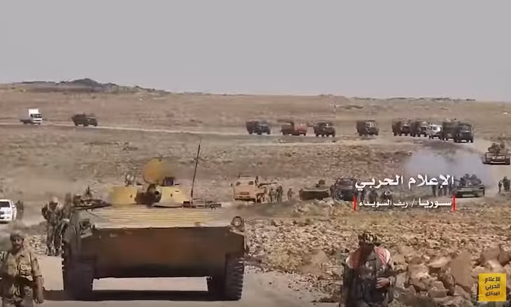Quân đội Syria hành quân trên chiến trường sa mạc Suwayda. Ảnh minh họa video Quân đội Syria