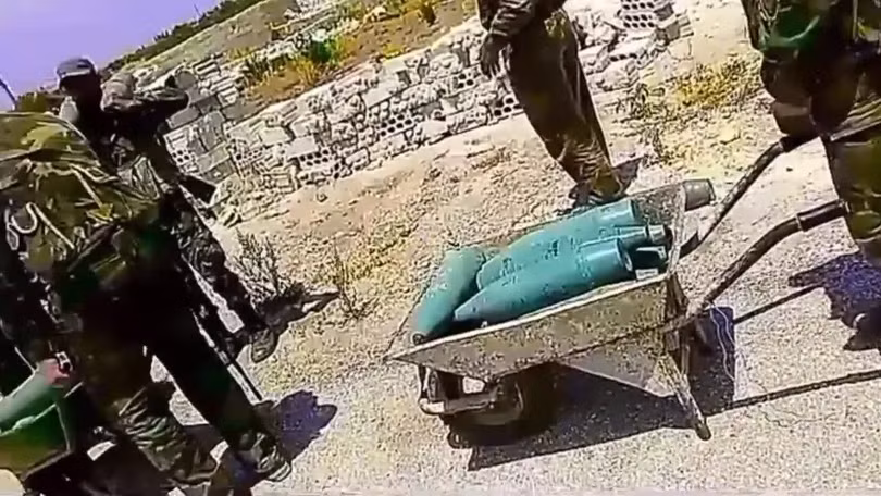 Binh sĩ Syria và các quả bom tự chế ở Iđlib. Ảnh minh họa Muraselon