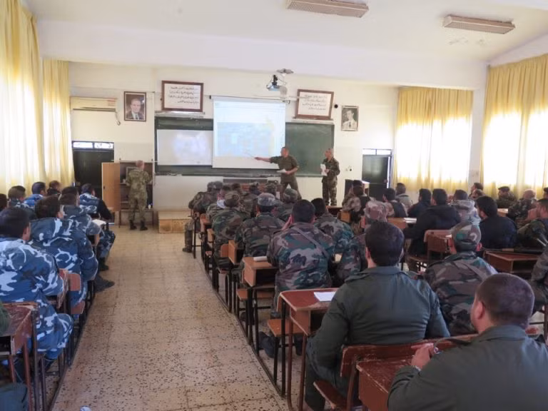 Các đơn vị quân đội Syria huấn luyện chiến đấu tấn công dưới sự cố vấn của các huấn luyện viên Nga ở Daraa. Ảnh minh họa South Front Các đơn vị quân đội Syria huấn luyện chiến đấu tấn công dưới sự cố vấn của các huấn luyện viên Nga ở Daraa. Ảnh minh họa South Front