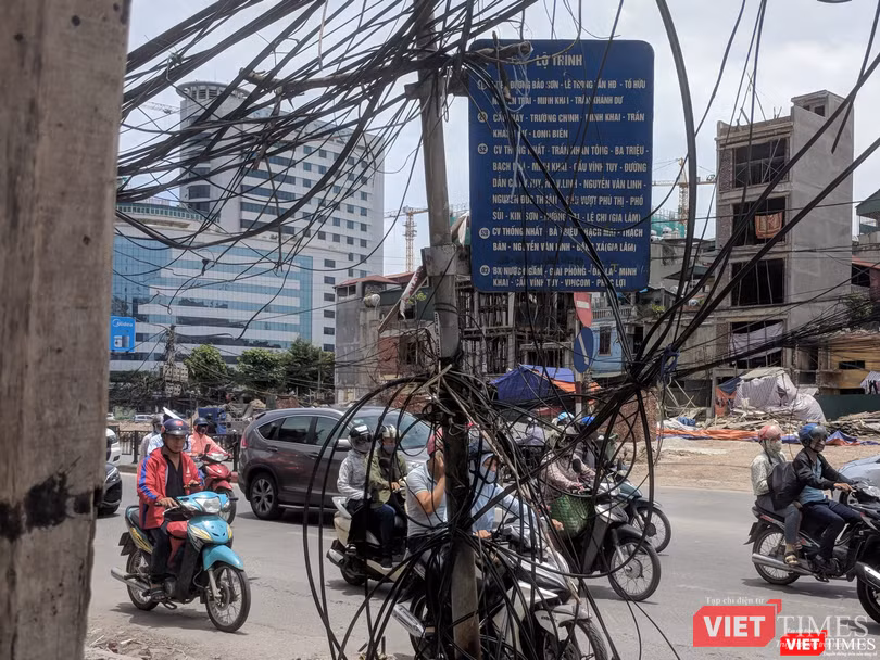Một bến chờ xe bus trên đường Minh Khai.