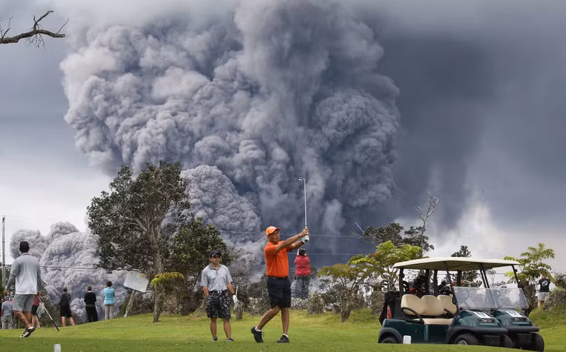 Hãi hùng cảnh núi lửa Kilanuea phun trào tạo nên cột khói bụi cao hàng nghìn mét trên bầu trời Hawaii ảnh 3