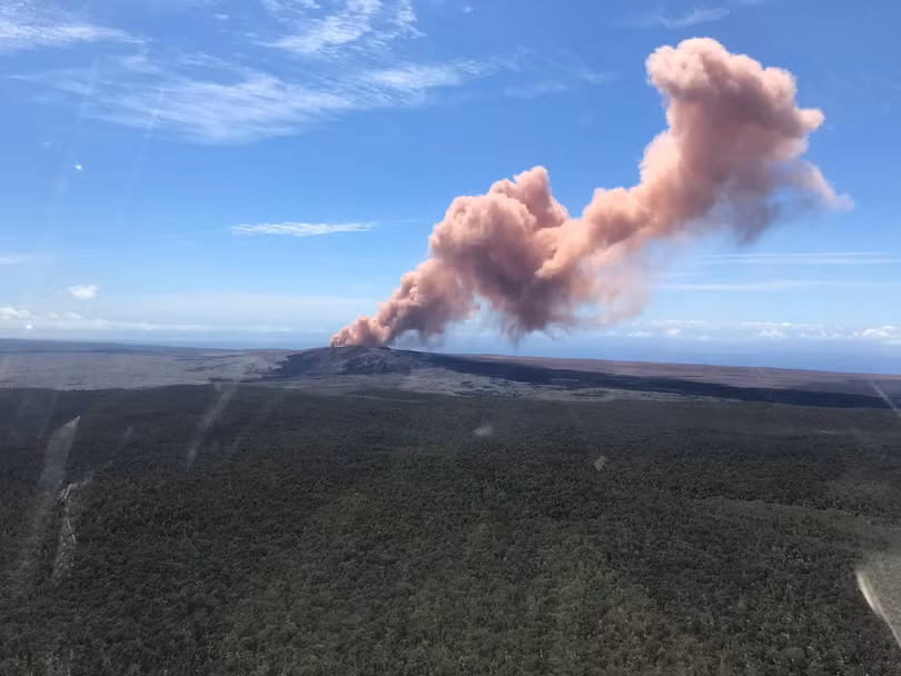 Hãi hùng cảnh núi lửa Kilanuea phun trào tạo nên cột khói bụi cao hàng nghìn mét trên bầu trời Hawaii ảnh 16