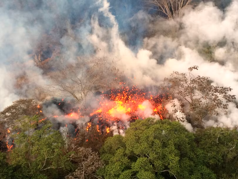 Hãi hùng cảnh núi lửa Kilanuea phun trào tạo nên cột khói bụi cao hàng nghìn mét trên bầu trời Hawaii ảnh 2
