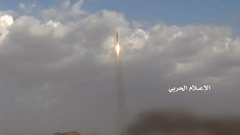Phiến quân Houthi phóng tên lửa đạn đạo tấn công Bộ quốc phòng Ả rập Xê út ảnh 3