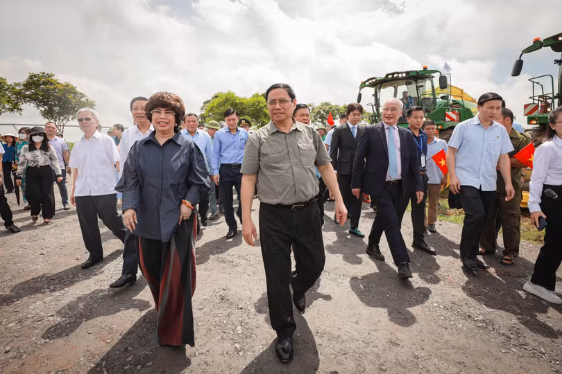 Thủ tướng Chính phủ Phạm Minh Chính tới thăm cánh đồng ứng dụng công nghệ cao của Tập đoàn TH tại xã Đông Hiếu, thị xã Thái Hòa, tỉnh Nghệ An
