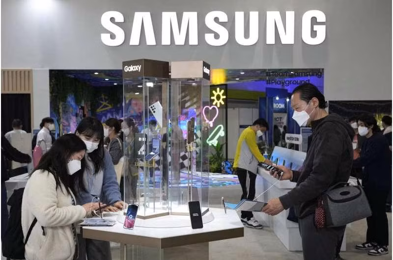 Khách tham quan dùng thử điện thoại thông minh Samsung Electronics Galaxy trong Triển lãm CNTT Thế giới 2022 tại Trung tâm Hội nghị và Triển lãm ở Seoul, Hàn Quốc ngày 20/4/2022. Ảnh: AP Photo / Ahn Young-joon, Khách tham quan dùng thử điện thoại thông minh Samsung Electronics Galaxy trong Triển lãm CNTT Thế giới 2022 tại Trung tâm Hội nghị và Triển lãm ở Seoul, Hàn Quốc ngày 20/4/2022. Ảnh: AP Photo / Ahn Young-joon,